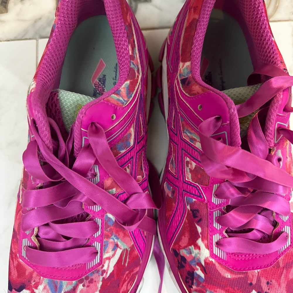 Limited edition Breast cancer sneakers. Size 8 1/2 excellent condition